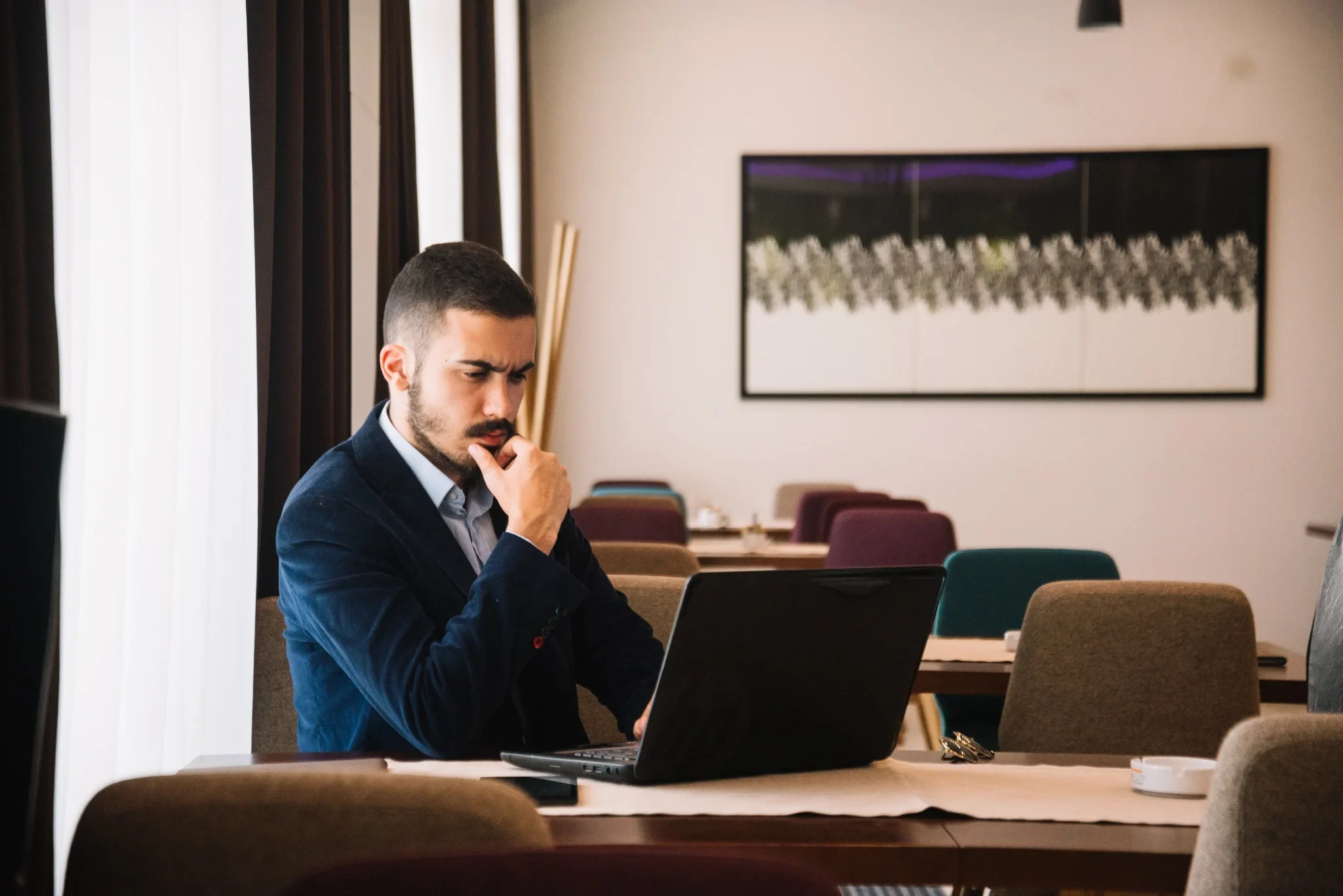 Advogado analisando dados no notebook – monitoramento de processos judiciais